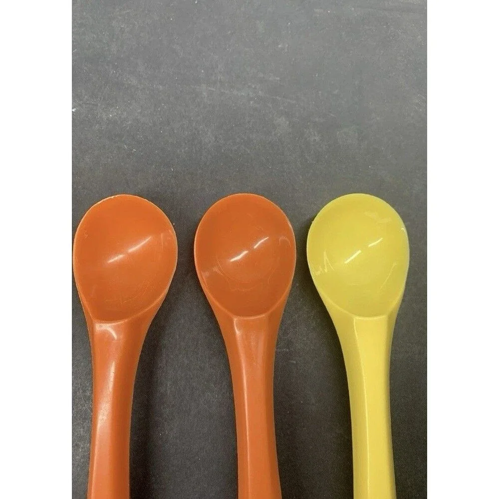 VINTAGE Rubbermaid Plastic Ice Cream Scoop